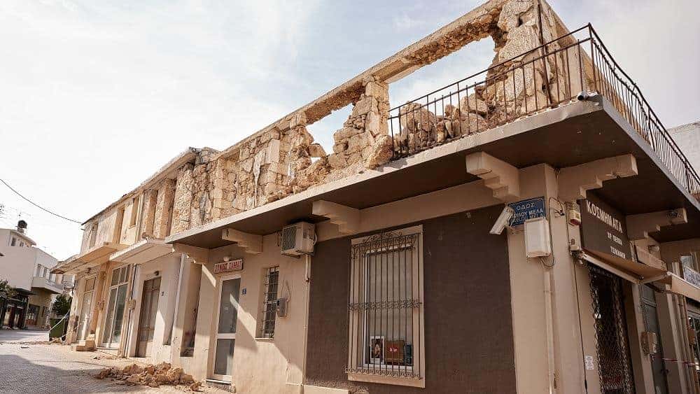 Ερείπια μετά το σεισμό στο Αρκαλοχώρι